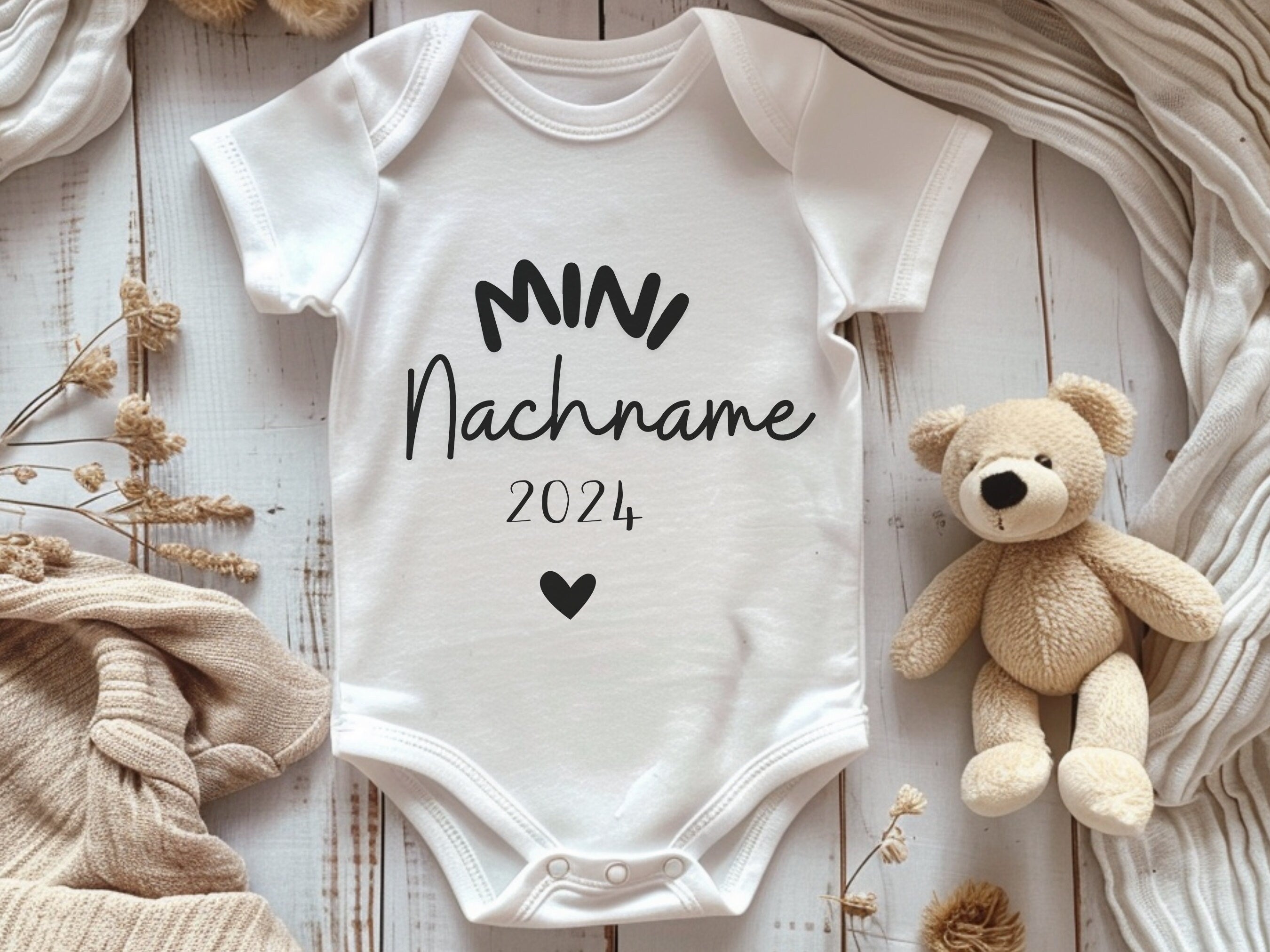 Personaliserter Babybody – „Mini Nachname“ mit Jahreszahl
