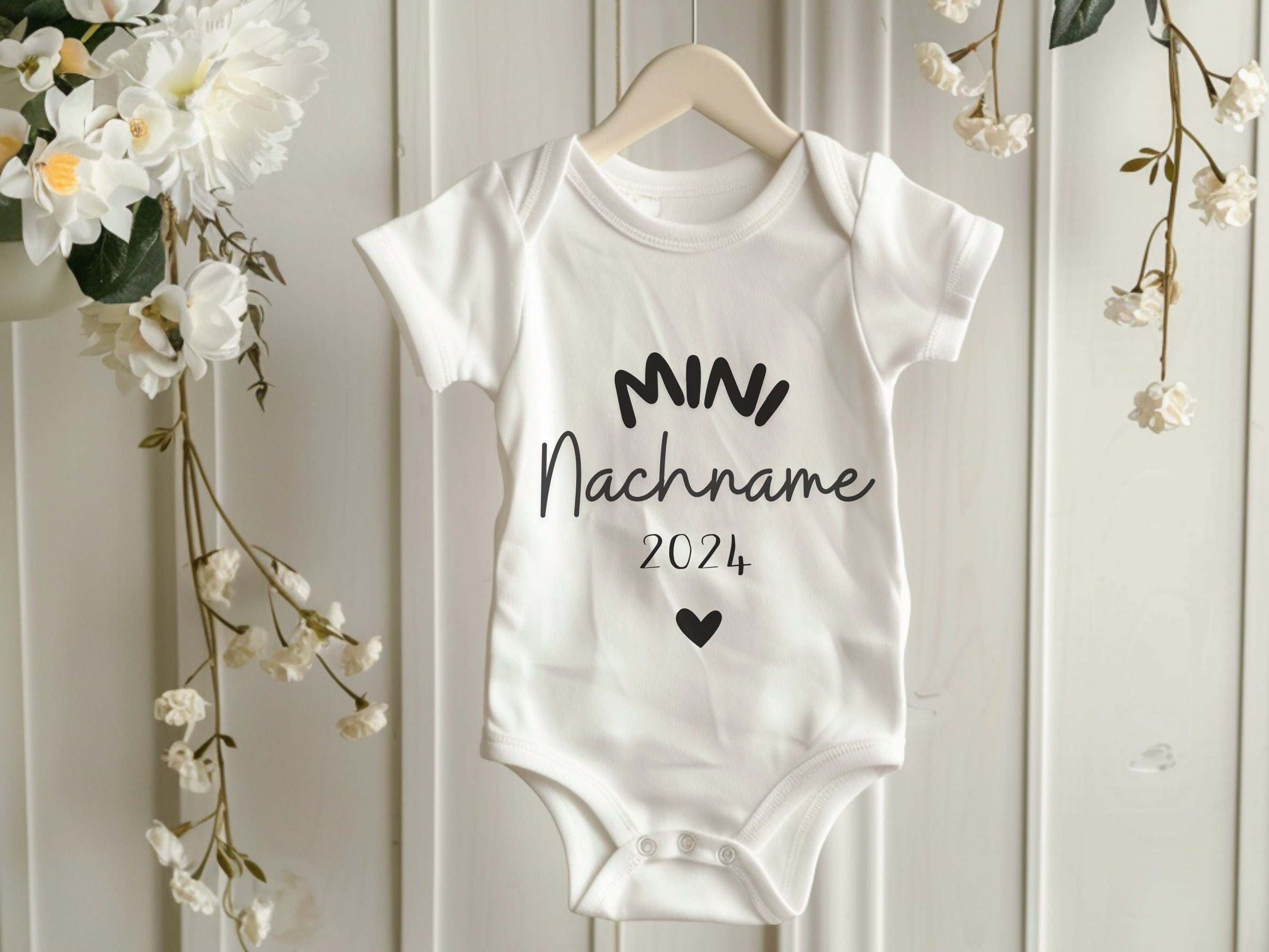 Personaliserter Babybody – „Mini Nachname“ mit Jahreszahl