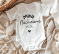 Personaliserter Babybody – „Mini Nachname“ mit Jahreszahl