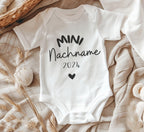 Personaliserter Babybody – „Mini Nachname“ mit Jahreszahl