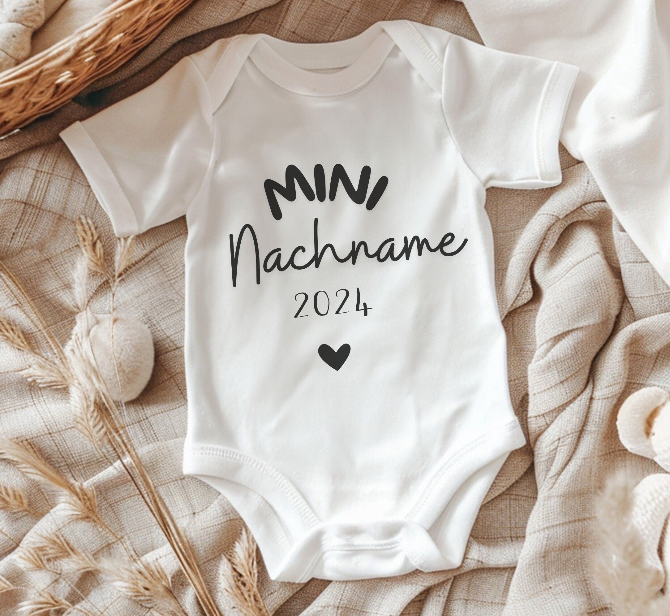 Personaliserter Babybody – „Mini Nachname“ mit Jahreszahl